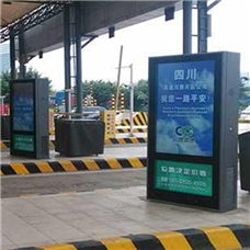 户外广告机高速公路上的展示